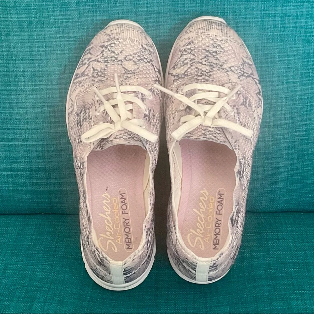 Women’s Sketchers Mem/Foam Fit Sneaker Cream/Pink/Grey Snake Pattern Slip On 5.5
